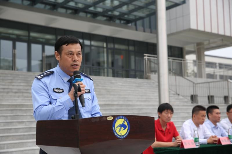 市公安局特警支隊(duì)副支隊(duì)長王成同志作軍訓(xùn)指示.jpg