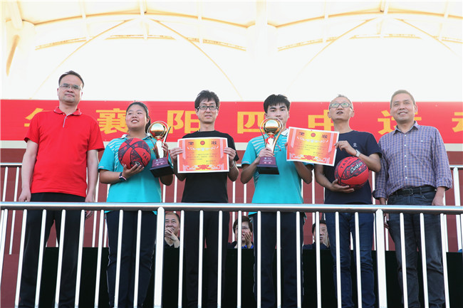 馬拉松團(tuán)體第一名：6班、14班.jpg